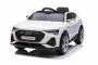 Elektrische kinderauto Audi E-tron Sportback 12V, wit, brede eenpersoonsstoel met 3-punts veiligheidsgordel, 2,4 GHz afstandsbediening, USB/AUX-aansluiting, vering, lithiumbatterij, LED-verlichting, 2 x 25W motor, ORIGINELE licentie