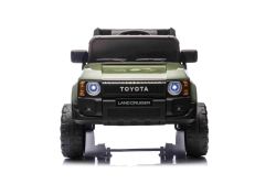 Elektrische kinderauto Toyota Landcruiser 12V, legergroen, brede enkele stoel, 2,4 GHz afstandsbediening, USB / AUX-ingang, Bluetooth, vering, lithiumbatterij, LED-verlichting, 2 x 25W motor, ORIGINELE licentie