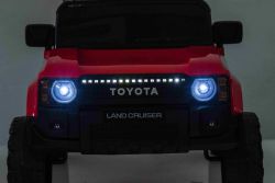 Elektrische kinderauto Toyota Landcruiser 12V, rood, brede enkele stoel, 2,4 GHz afstandsbediening, USB / AUX-ingang, Bluetooth, vering, lithiumbatterij, LED-verlichting, 2 x 25W motor, ORIGINELE licentie