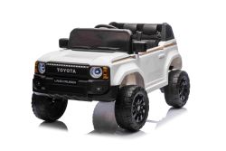 Elektrische kinderauto Toyota Landcruiser 12V, wit, brede enkele stoel, 2,4 GHz afstandsbediening, USB / AUX-ingang, Bluetooth, vering, lithiumbatterij, LED-verlichting, 2 x 25W motor, ORIGINELE licentie